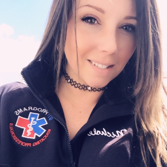 Meet your Posher, Nichole - Picture 2 of 2